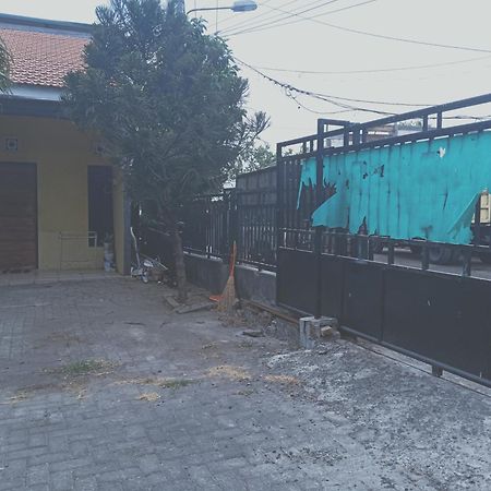 Kost Backpacker Hotel Sidoarjo Exterior photo